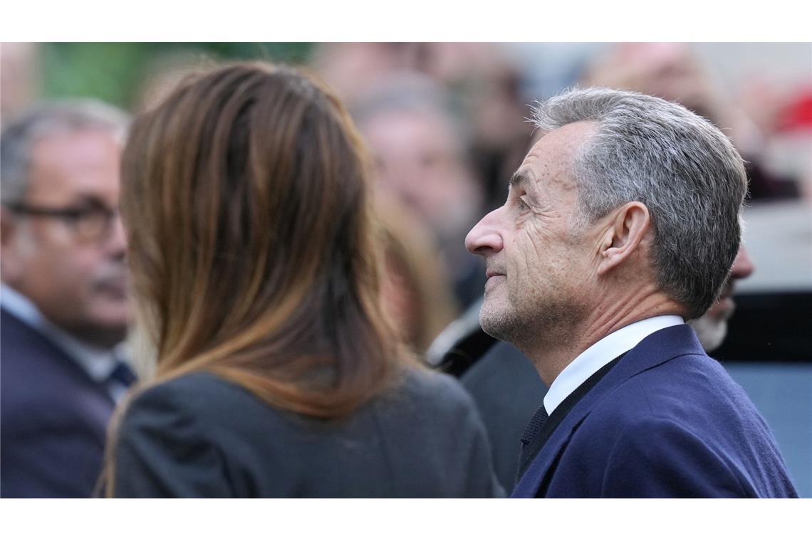 Hinter Gittern erhielt Sarkozy regelmäßig Besuch von seiner Frau Carla Bruni (Archivbild).