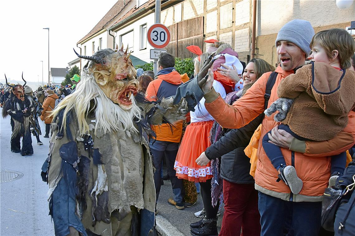 Hinter noch so einem gruseligen Kostüm lag immer ein harmloser Karnevalist. 66-J...