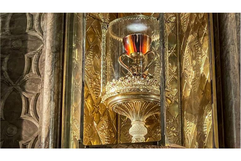 Hinter Panzerglas gesichert: der Kelch, mit dem Jesus angeblich das letzte Abendmahl gefeiert haben soll. Er befindet sich in einer Kapelle in der Kathedrale der spanischen Metropole Valencia.