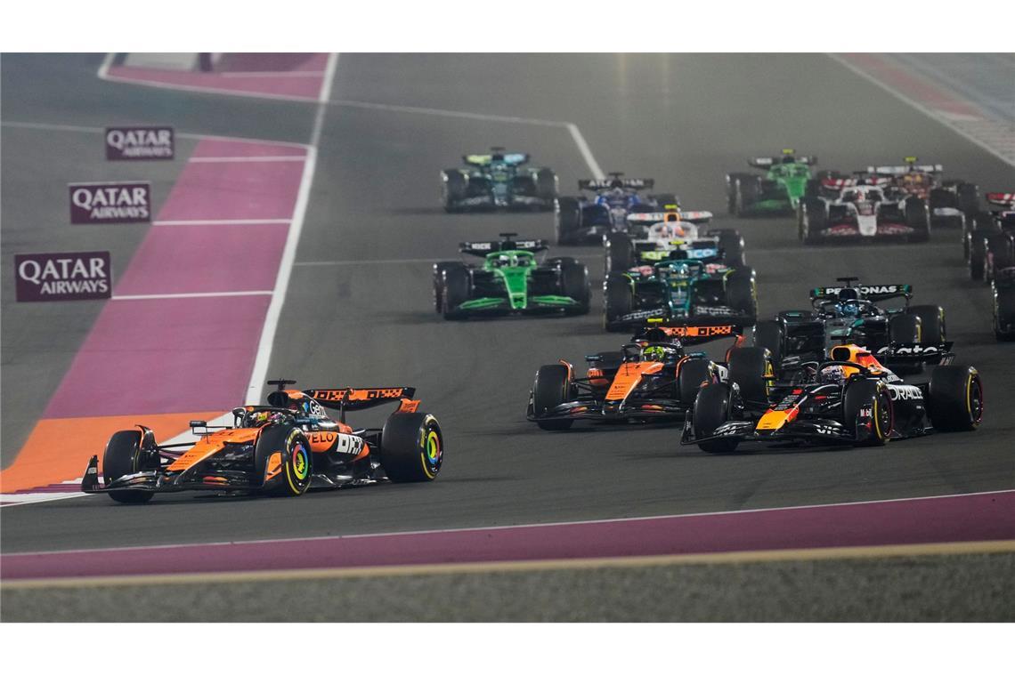 Hinter Polesetter Oscar Piastri schnappt sich Max Verstappen nach wenigen 100 Metern WM-Spitzenreiter Lando Norris.