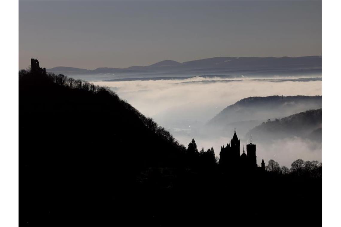 „Langweiliges Hochdruckwetter“ hält sich weiter Hinter Schloss Drachenburg (r) und der Burg Drachenfels ziehen Nebelschwaden durch das Rheintal. Foto: Oliver Berg/dpa