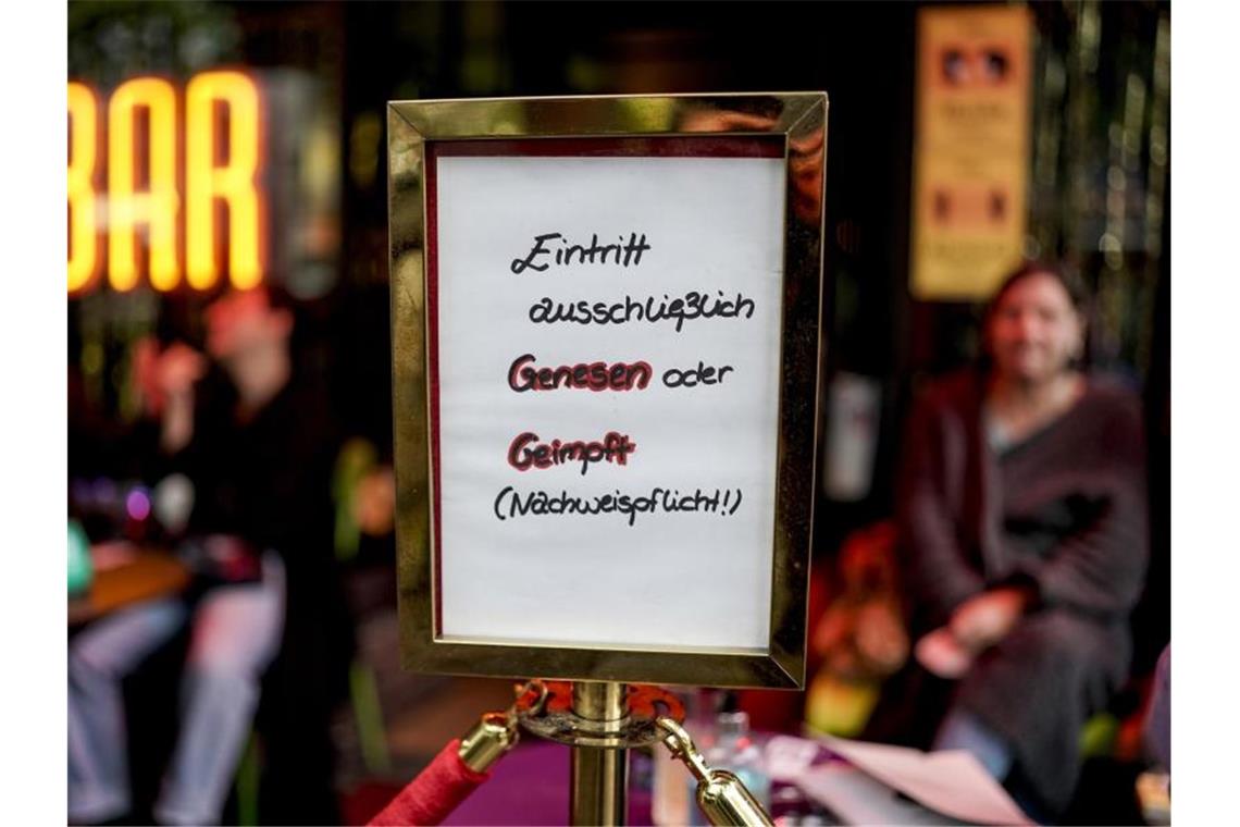 Strengere Corona-Regeln für Ungeimpfte Hinweis auf die 2G-Regel bei einer Hamburger Bar. Foto: Axel Heimken/dpa