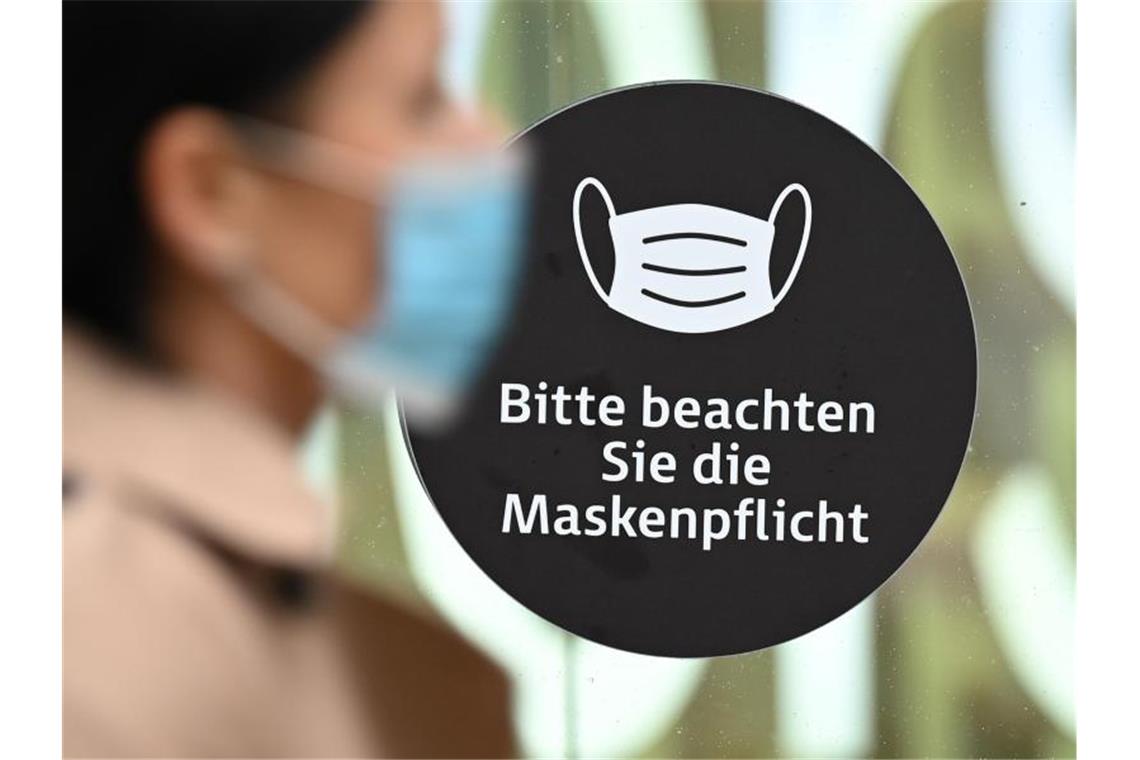 Hinweis auf die Maskenpflicht auf der Frankfurter Einkaufsmeile Zeil. Foto: Arne Dedert/dpa