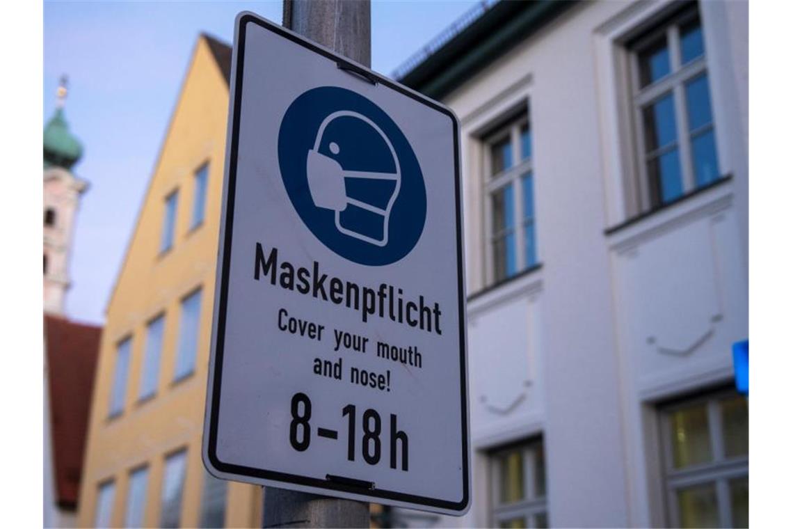 Hinweis auf die Maskenpflicht im bayerischen Aichach. Foto: Stefan Puchner/dpa