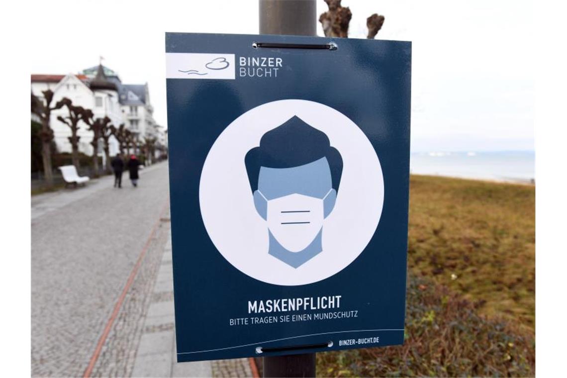 Hinweis auf die Maskenpflicht im Ostseebad Binz auf Rügen. Foto: Stefan Sauer/dpa-Zentralbild/dpa