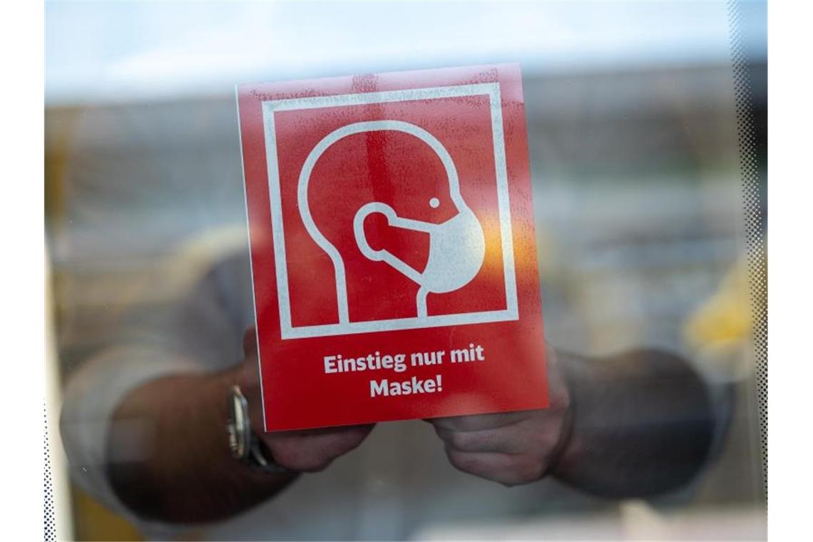 Hinweis auf Maskenpflicht an einem Zug in Stuttgart. Foto: Sebastian Gollnow/dpa/Archivbild