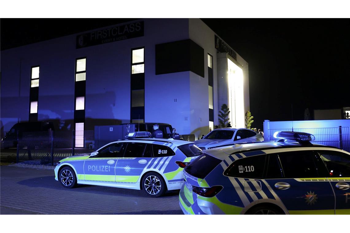 Todesschüsse auf Hochzeitsfeier - Verdächtiger stellt sich Hinweise auf die Identität des mutmaßlichen Täters gab es laut Polizei bereits am Sonntag.