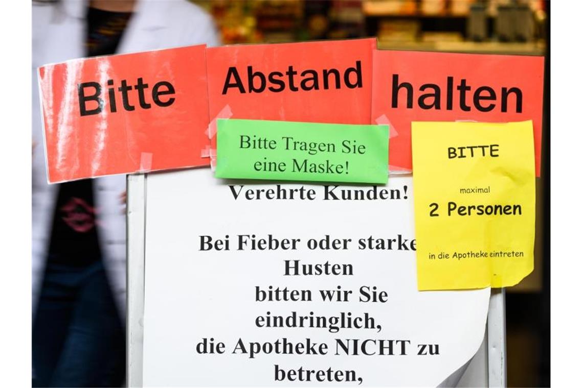 Neuer Corona-Höchstwert in Deutschland Hinweise zum Corona-Hygienekonzept in einer Mainzer Apotheke. Foto: Andreas Arnold/dpa