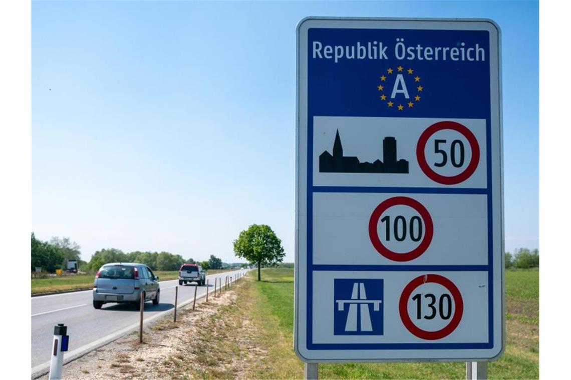 Hinweisschild an der Grenze zwischen Österreich und Ungarn bei Nickelsdorf. Foto: Georg Hochmuth/APA/dpa