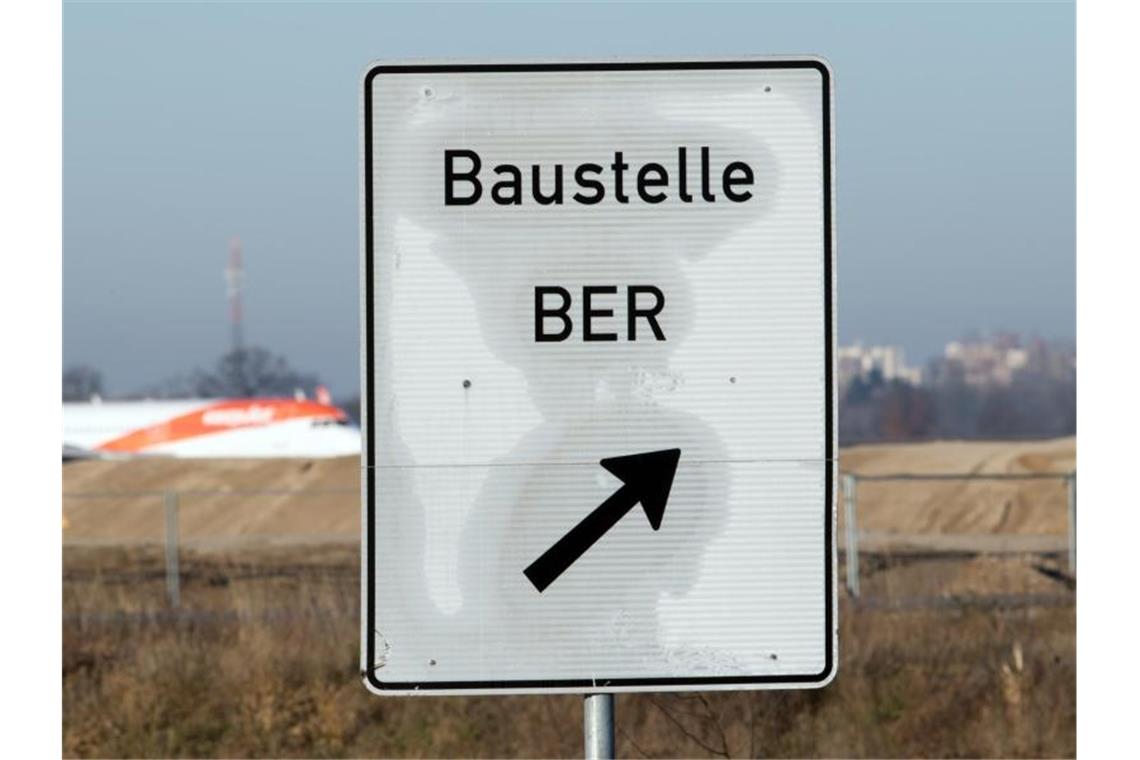 Hinweisschild an der Zufahrt zur Baustelle des Hauptstadtflughafens BER. Foto: Ralf Hirschberger/zb/dpa