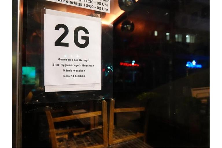 Hinweisschild an einem Restaurant in der Stuttgarter Innenstadt. Foto: Vanessa Reiber/dpa