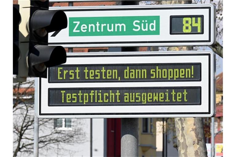 Hinweisschild an einer Einfahrtsstraße in Tübingen. Foto: Bernd Weißbrod/dpa/Archivbild