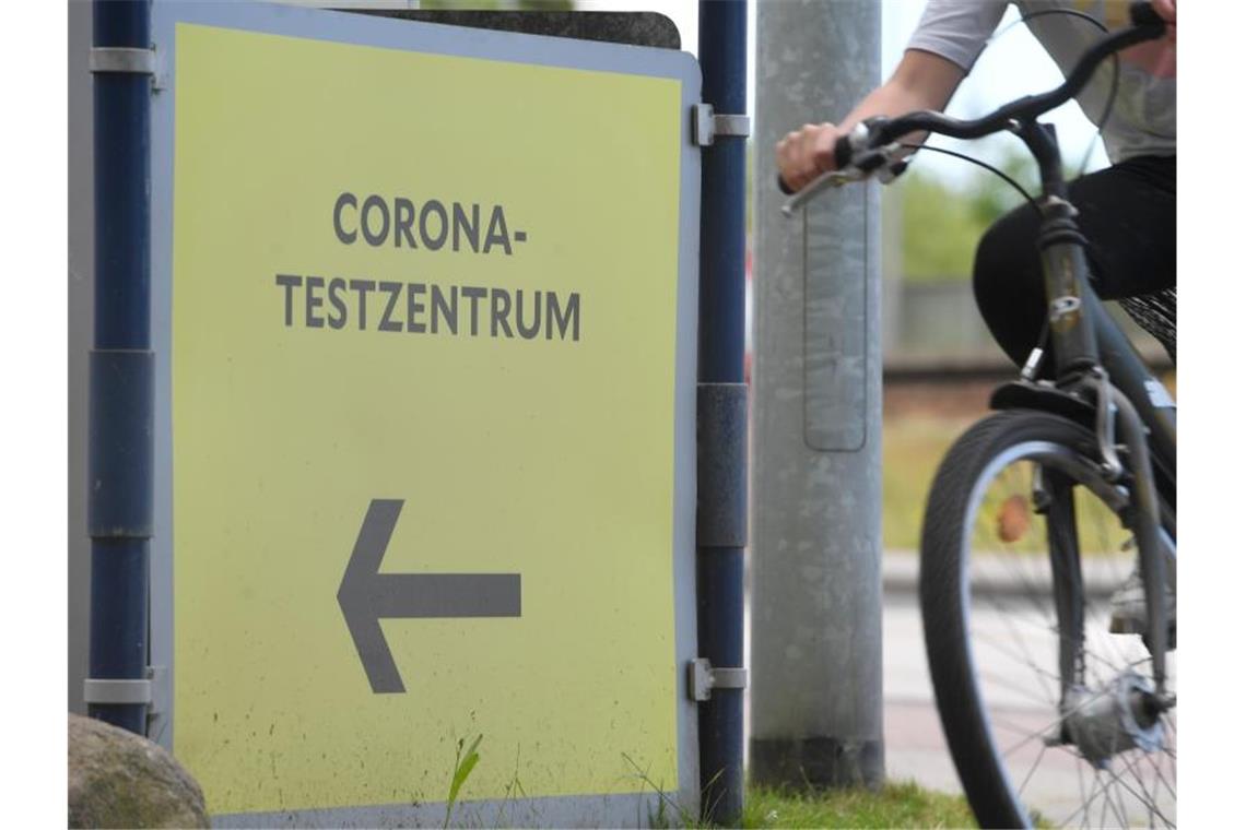Zahl der Neuinfektionen auf höchstem Stand seit vier Wochen Hinweisschild für ein mobiles Abstrich-Zentrum in Stralsund. Foto: Stefan Sauer/dpa-Zentralbild/dpa