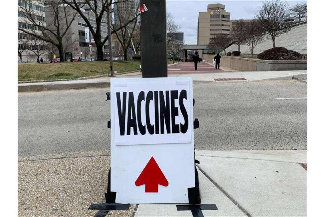 Hinweisschild unweit eines Impfzentrums in Baltimore. Foto: Lena Klimkeit/dpa