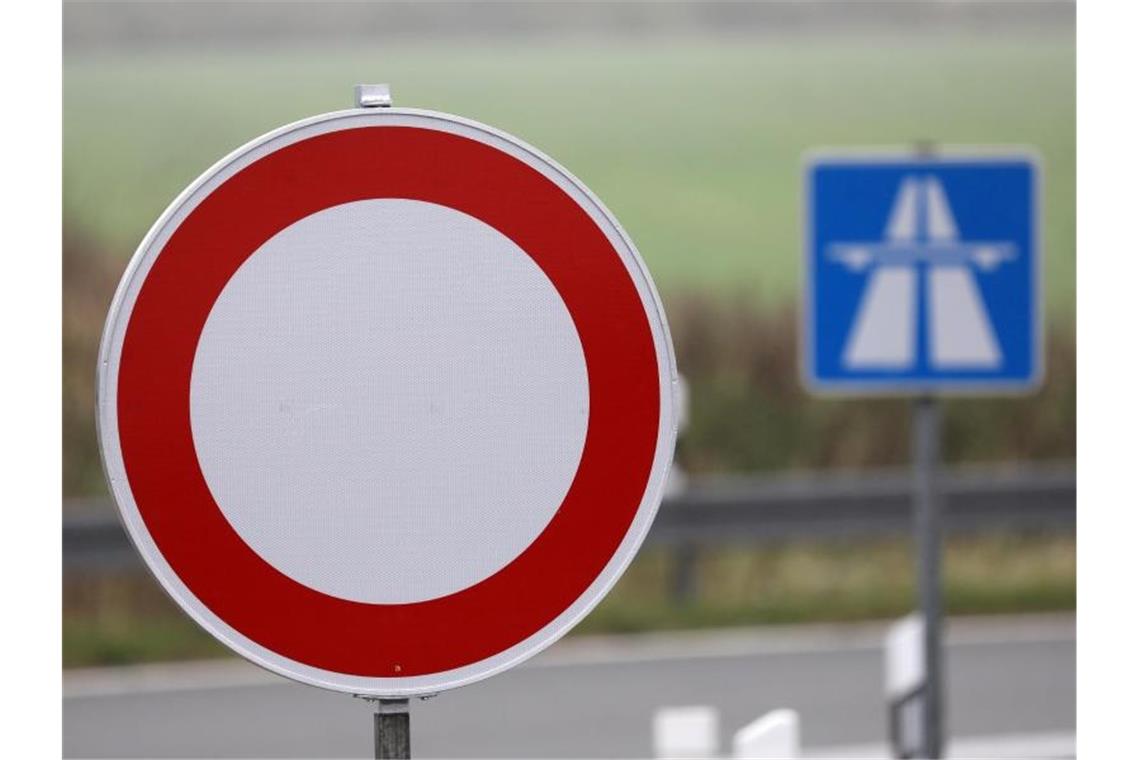Vollsperrung der A5 bei Heidelberg wegen Reparaturen Hinweisschilder an einer Autobahn (Symbolbild). Foto: Bernd Wüstneck/Archivbild