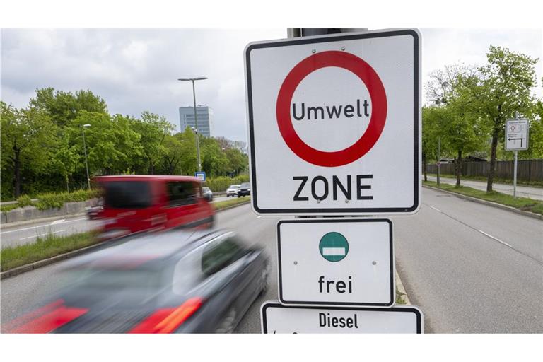 Hinweisschilder mit der Aufschrift „Umwelt Zone“ und „Diesel erst ab Euro 5/V frei“. München beschließt Tempo 30 auf einem Teilstück des Mittleren Rings.