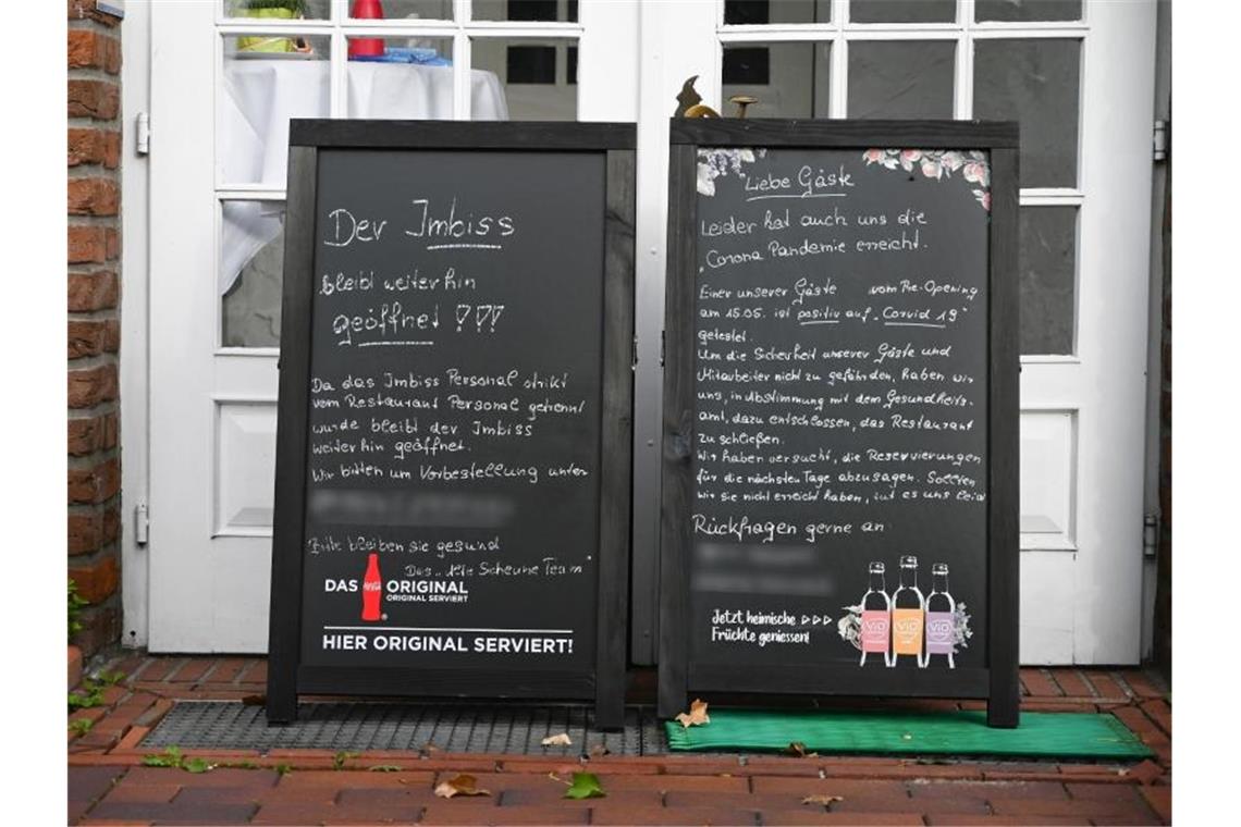 Auch bei guter Corona-Tendenz weiter Infektionsgefahr Hinweisschilder stehen vor dem Restaurant „Alte Scheune“ in Moormerland. Foto: Lars-Josef Klemmer/dpa