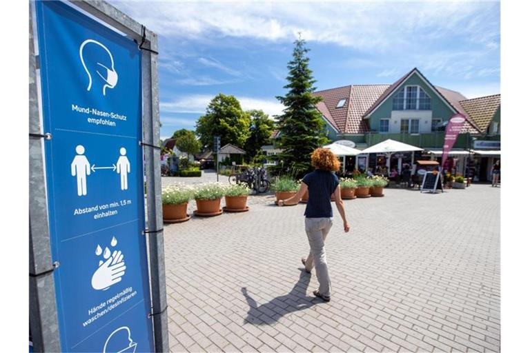 Hinweisschilder, viele Regeln: Urlaubsorte wie das Ostseeheilbad Zingst haben sich auf die Saison vorbereitet. Foto: Jens Büttner/dpa-Zentralbild/dpa