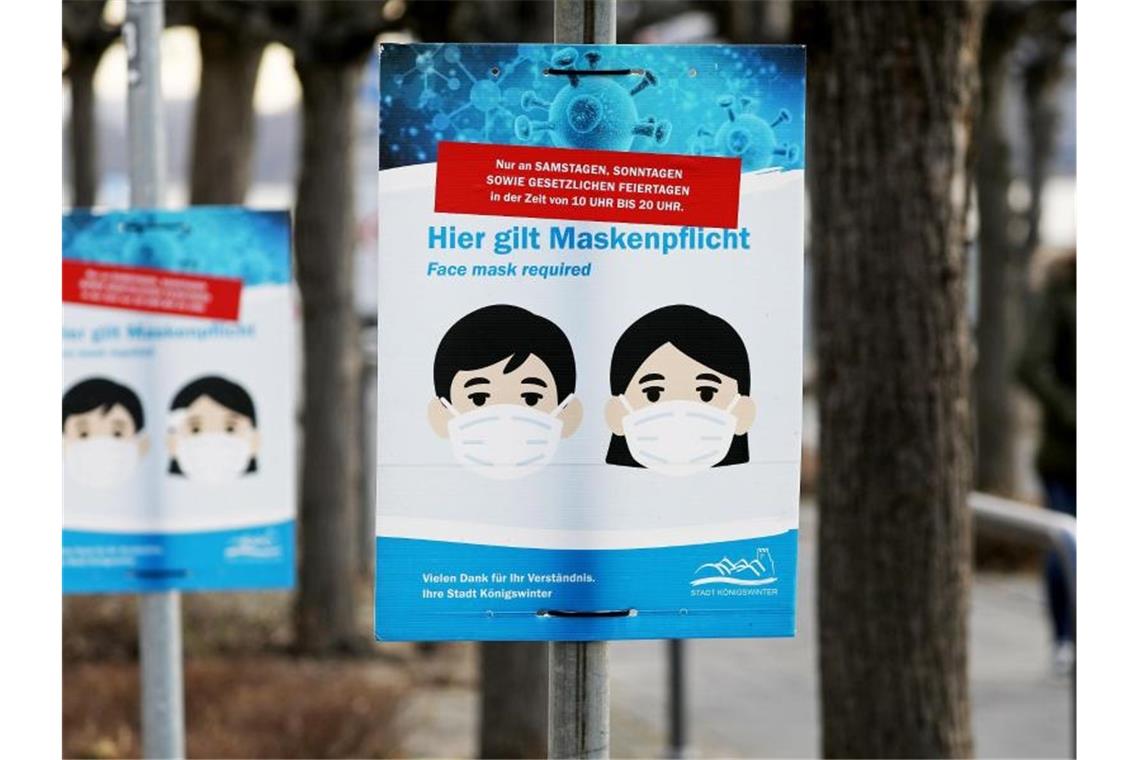 Corona-Ausbreitung wie vor Weihnachten vorhergesagt Hinweisschilder zur Maskenpflicht. Foto: Oliver Berg/dpa