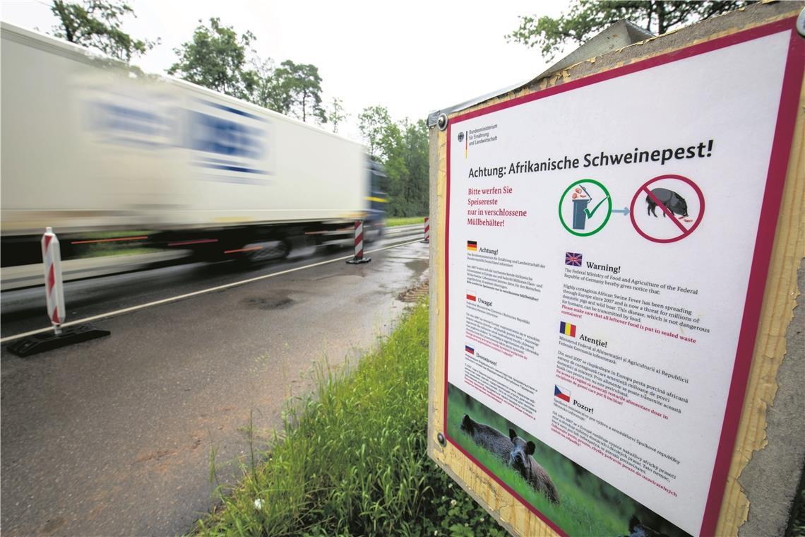 Hinweistafeln geben Verhaltenstipps für Nutzer der Haltebuchten. Dabei können diese wegen der Baken gar nicht mehr angesteuert werden. Foto: A. Becher