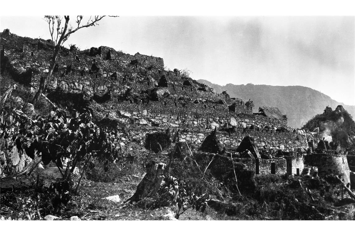Der US-Archäologe Hiram Bingham entdeckt die Ruinen von Machu Picchu Hiram Bingham benötigte mit einer großen Schar an Helfern rund zwei Jahre, um Machu Picchu nach der Entdeckung am 24. Juli 1911 von der überwuchernden Vegetation zu befreien.