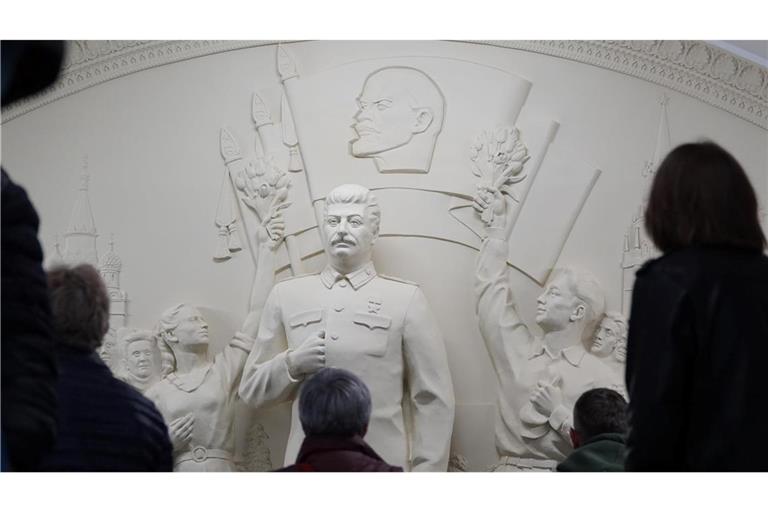 Historiker machen Sowjetdiktator Josef Stalin für den Tod von Millionen Menschen verantwortlich - nun erinnert ein Denkmal in der Moskauer Metro an ihn.