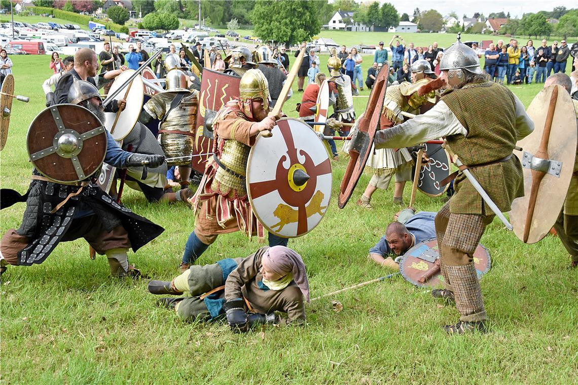 Historiker Nick Eminger (römischer Kämpfer mit goldenem Helm in der Mitte) aus B...