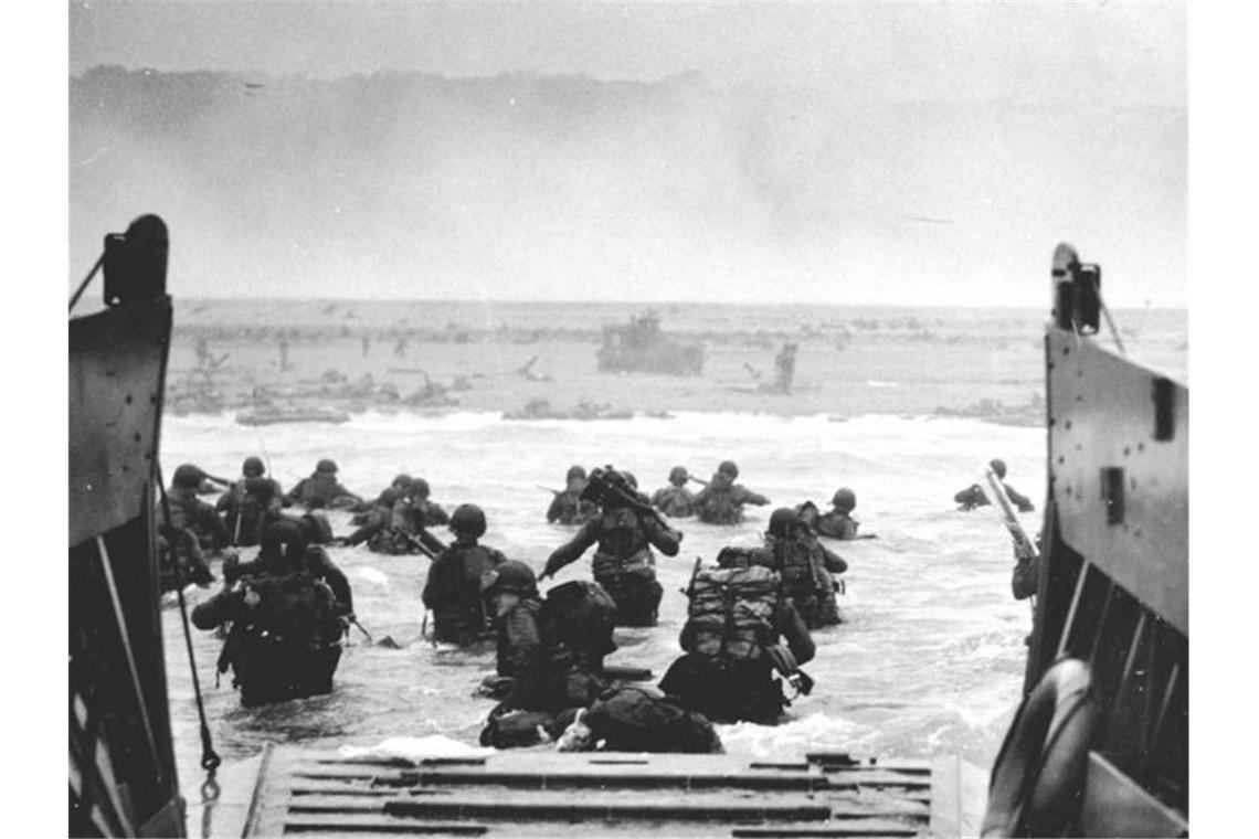 Macron richtet leidenschaftlichen Appell an Trump Historische Aufnahme: Soldaten der US-Armee verlassen am 6. Juni 1944 an der Küste der Normandie ein Landungsboot. Foto: National Infantry Museum/Dod