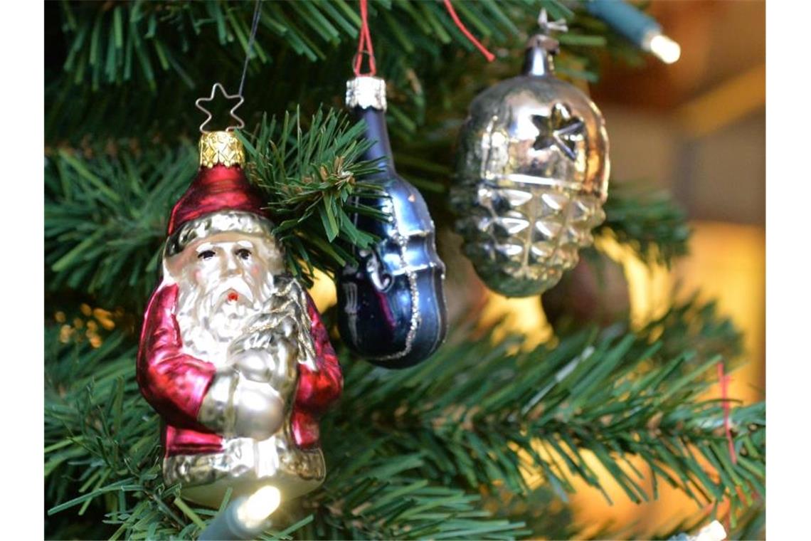 Was Sie so noch nicht über Weihnachten wussten Historischer Baumschmuck aus Lauscha. Foto: Bernd Settnik/dpa-Zentralbild/dpa