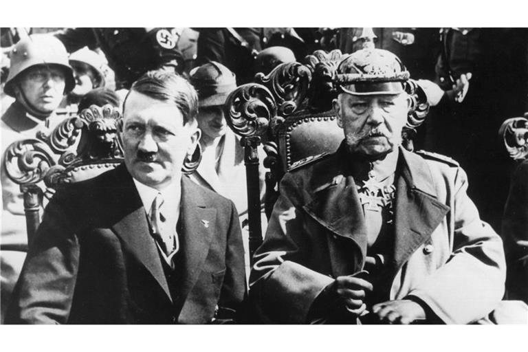 Hitler und Hindenburg im „Reichsehrenmal“ in Tannenberg, dem heutigen polnischen Olsztynek am 27. August 1933. Bis in die frühen 90er war Hitler noch Ehrenbürger in mehreren deutschen Städten.