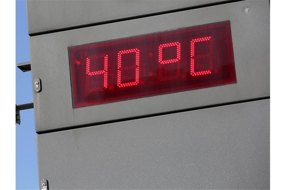 Hitze in Hamburg: Am S-Bahn-Eingang Jungfernstieg zeigt eine digitale Temperaturanzeige 40 Grad Celsius an. Foto: Bodo Marks/dpa