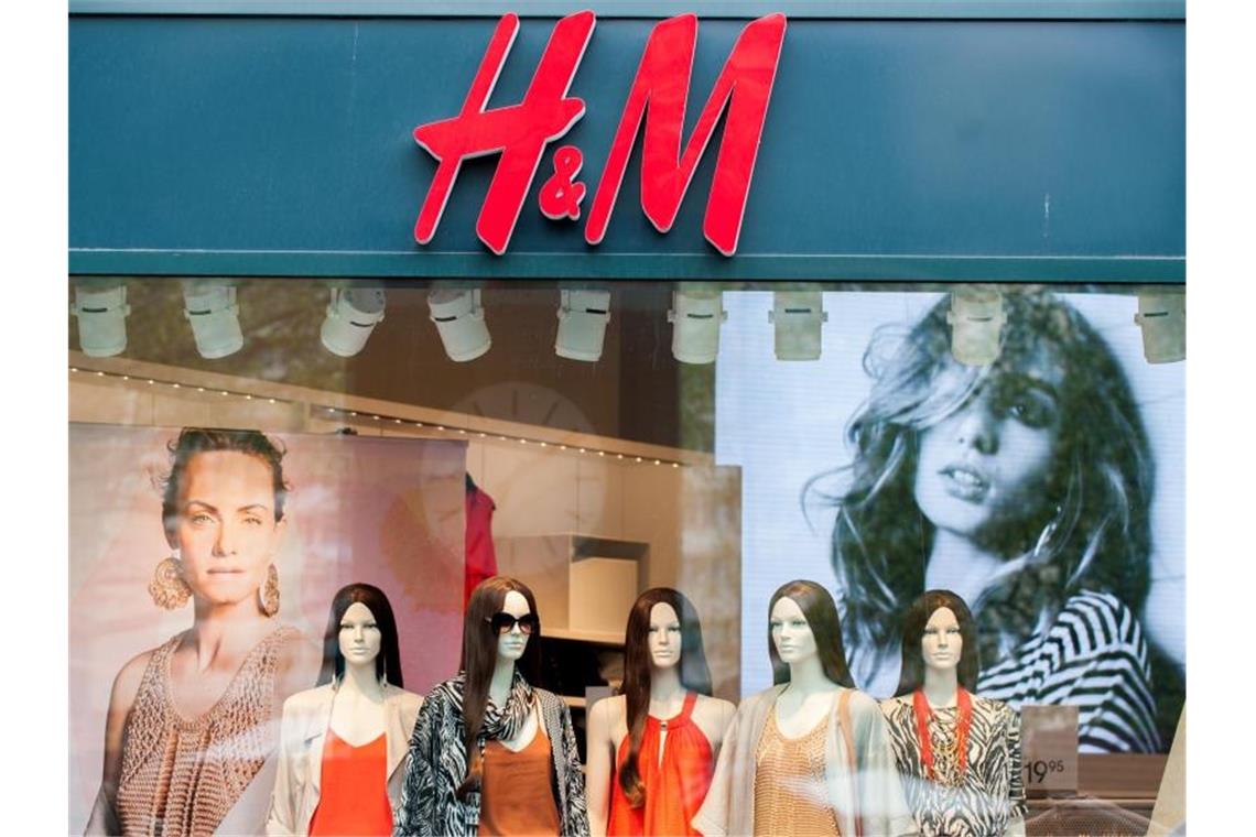 H&M-Filiale in Berlin: Der Modehändler war in eine Krise gestürzt, da er relativ spät auf die Konkurrenz von Online-Händlern und billigeren Anbietern reagiert hatte. Foto: Hauke-Christian Dittrich/dpa