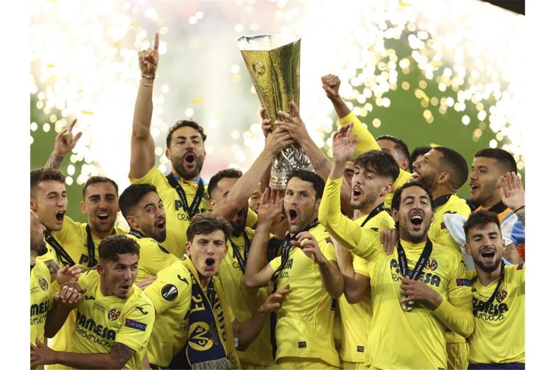 Elferkrimi: Villarreal ringt Manchester United nieder Hoch den Pott: Villarreals Spieler feiern ihren Sieg im Europa-League-Finale gegen Manchester United. Foto: Maja Hitij/Pool Getty/AP/dpa