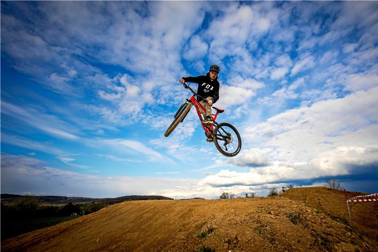 Hoch hinaus: Campino Kastners Fahrt auf dem neu gestalteten Dirtpark in Aspach kann sich sehen lassen.