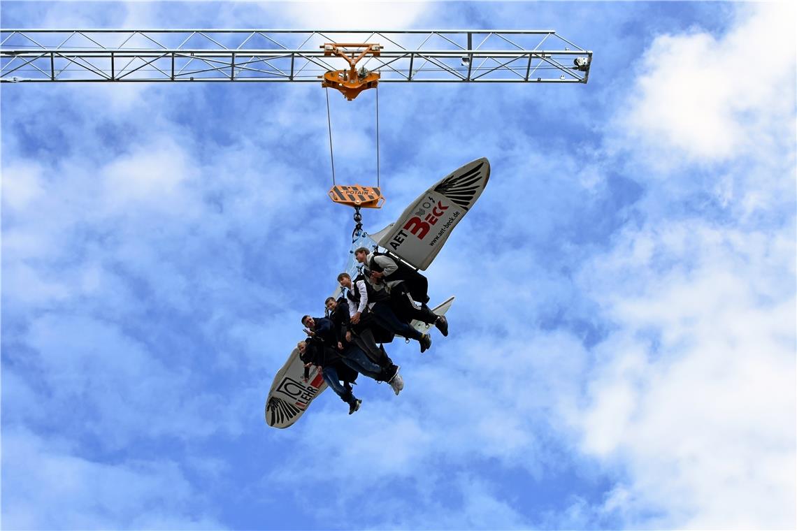 Hoch hinaus. Die Besucher konnten hier den Maimarkt aus luftiger Höhe im Flug be...