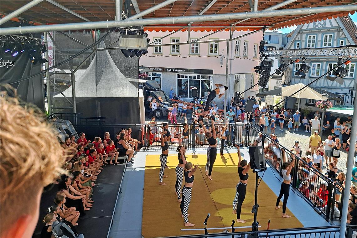 Der Live-Blog zum 53. Backnanger Straßenfest: Mit dem Zapfenstreich klingt das Fest aus Hoch hinaus geht es bei den Sportakrobatinnen. Foto: privat