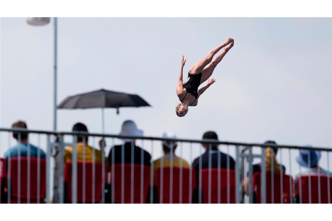 Bilder des Tages Hoch hinaus: Iris Schmidbauer aus Deutschland in Aktion im Halbfinale des 20-Meter-Plattformspringens bei der Schwimm-WM in Singapur.