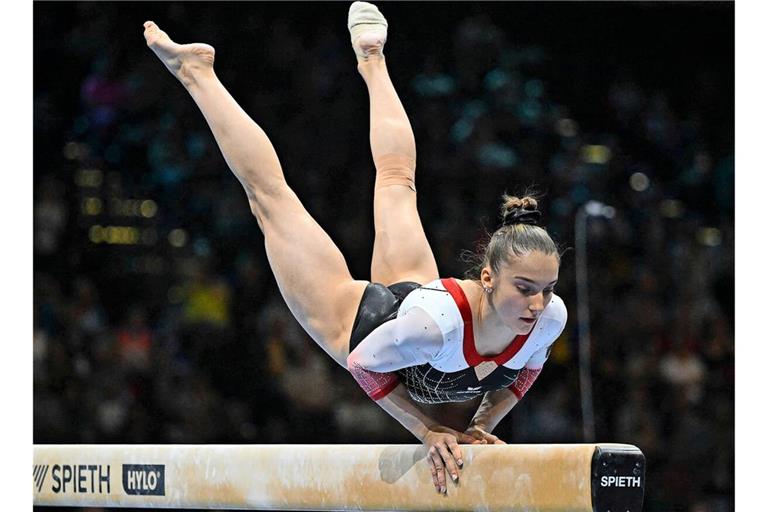 Hoch konzentriert am Schwebebalken: Helen Kevric