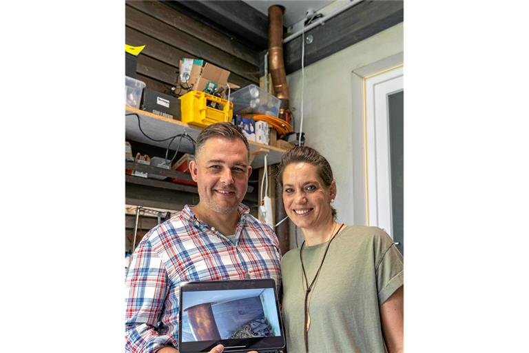 Hoch oben auf dem Dachbalken der Garage befindet sich das Vogelnest. Michael und Miriam Hozak können die Ereignisse darin über die Kamera verfolgen. Foto: Alexander Becher