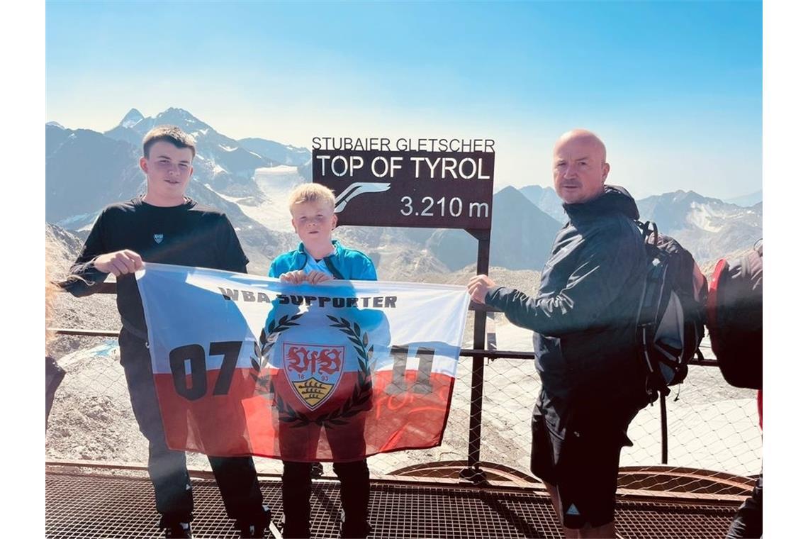 Hoch oben auf dem Stubaier Gletscher wurde die Fahne des neu gegründeten Fanclub...