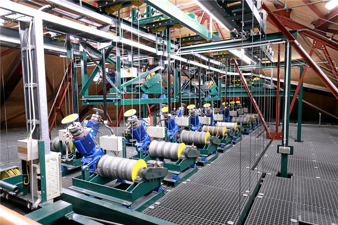 Hoch oberhalb der Bühne werden die Fäden gezogen: Unter dem Dach des Bürgerhauses befindet sich der sogenannte Schnürboden. Motoren bewegen hier die Seilwinden, an welchen sich wiederum die Prospektstangen befinden. Diese dienen beispielsweise als Aufhängung für Kulissenteile und Beleuchtung. Fotos: Alexander Becher