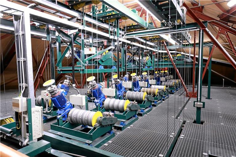 Hoch oberhalb der Bühne werden die Fäden gezogen: Unter dem Dach des Bürgerhauses befindet sich der sogenannte Schnürboden. Motoren bewegen hier die Seilwinden, an welchen sich wiederum die Prospektstangen befinden. Diese dienen beispielsweise als Aufhängung für Kulissenteile und Beleuchtung. Fotos: Alexander Becher