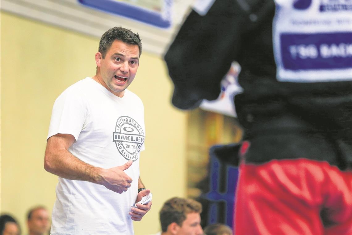 Judokas kämpfen gegen eigene Zweifel Hoch oder nicht hoch, das ist für Trainer Jens Holderle die Frage. Bis Ende Oktober muss sich die TSG entscheiden, ob sie nach dem Aufstieg mit den Judomännern das Startrecht für die erste Liga wahrnimmt. Beim ersten Mal vor 16 Jahren machte Backnang wenig gute Erfahrungen. Foto: A. Becher