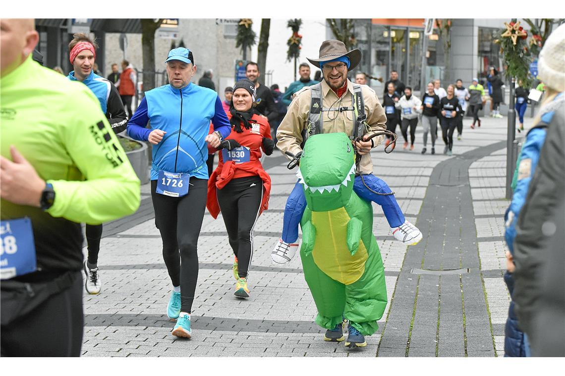 Hoch zu Dino reitet dieser Läufer durch die Grabenstraße. 
