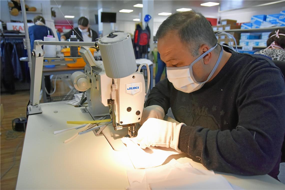 Hochbetrieb bei der Firma Berufskleidung Lochmann: Alle Mitarbeiter sind in der Mundschutzproduktion eingespannt. Foto: T. Sellmaier