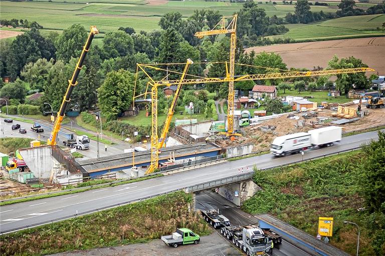 Hochbetrieb gestern und heute. Wegen der Montagearbeiten muss die Aspacher Straße noch bis Samstag gesperrt bleiben.