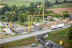 Hochbetrieb gestern und heute. Wegen der Montagearbeiten muss die Aspacher Straße noch bis Samstag gesperrt bleiben.
