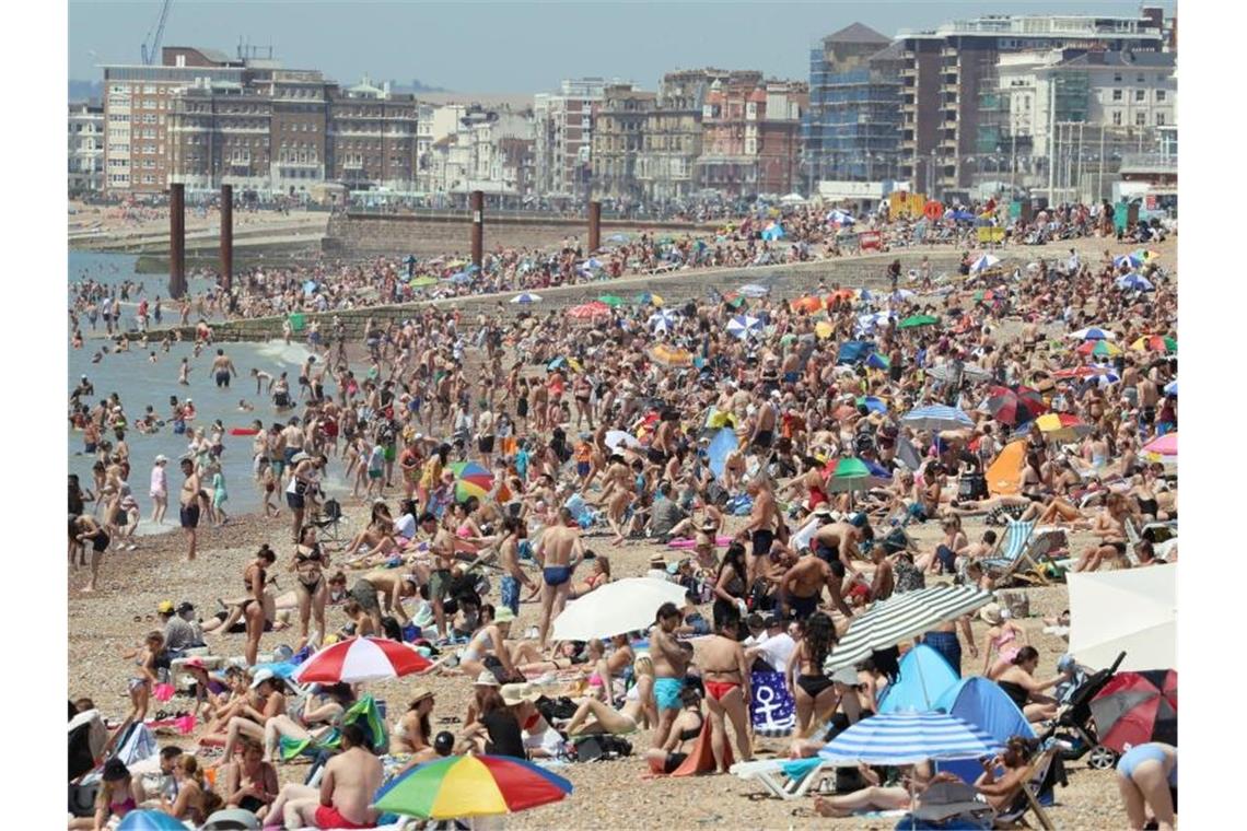 Britischer Minister droht mit Schließung von Stränden Hochbetrieb herrschte am Donnerstag auch in Brighton. Foto: Gareth Fuller/PA Wire/dpa