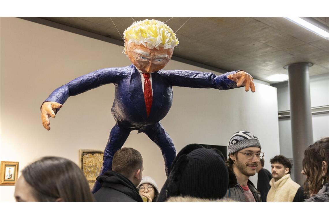 Hochgefühle unterschiedlichster Art – hier Fabián M. Knauers „Donald Trump Piñata“ locken zum „Herbstsalon“ der Kunstakademie Stuttgart