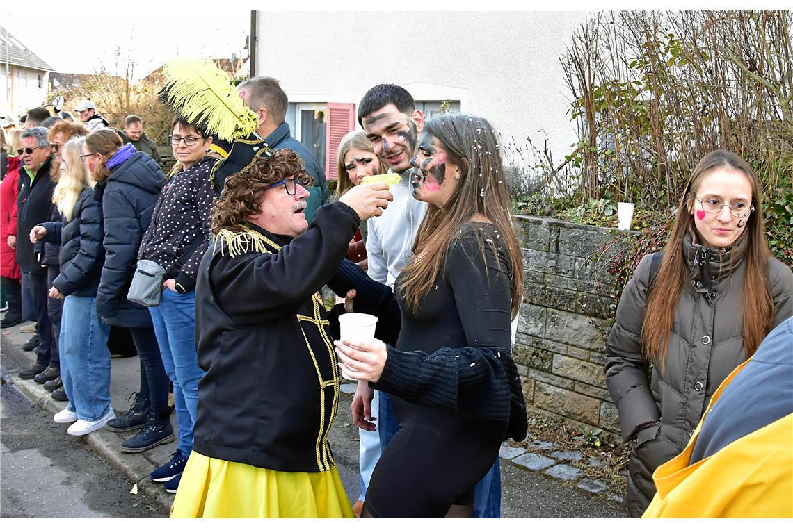 Hochprozentige Versorgung durch den schwarzen Husaren. Faschingsumzug in Althütt...